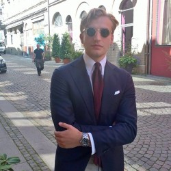 violamilano:  Max show us how to wear a Viola Milano “Burgundy” 6-fold grenadine tie…   www.violamilano.com  #vm #violamilano #italy #italian #madeinitaly #handmade #handrolled #grenadine #elegance #sartorial #timeless #classic #menswear @ribarits