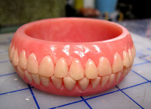 actegratuit:ConcaveOblivion makes the grotesque bracelet and hair comb out of dentures.via