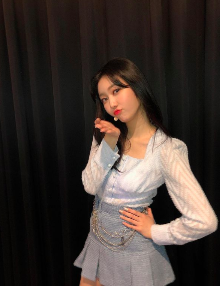 Momoland’s Jane on janeeexxyeon instagram wearing UGLY SHADOW FW20 square blouse in blue&
