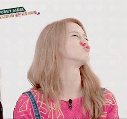 blondeyoongie:  Yoona - Jelly Worms Game 