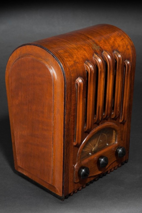 Emerson Model AU-213 Mini Tombstone Radio (USA, 1938)The cabinet was created for Emerson by the E. I