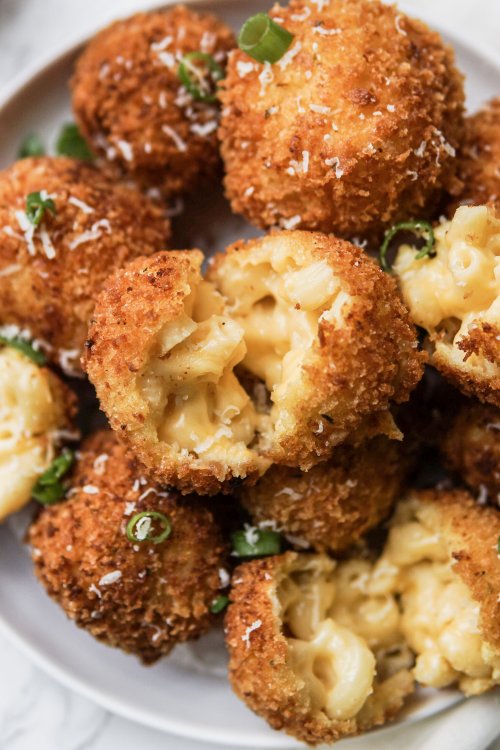 daily-deliciousness:  Deep fried mac and