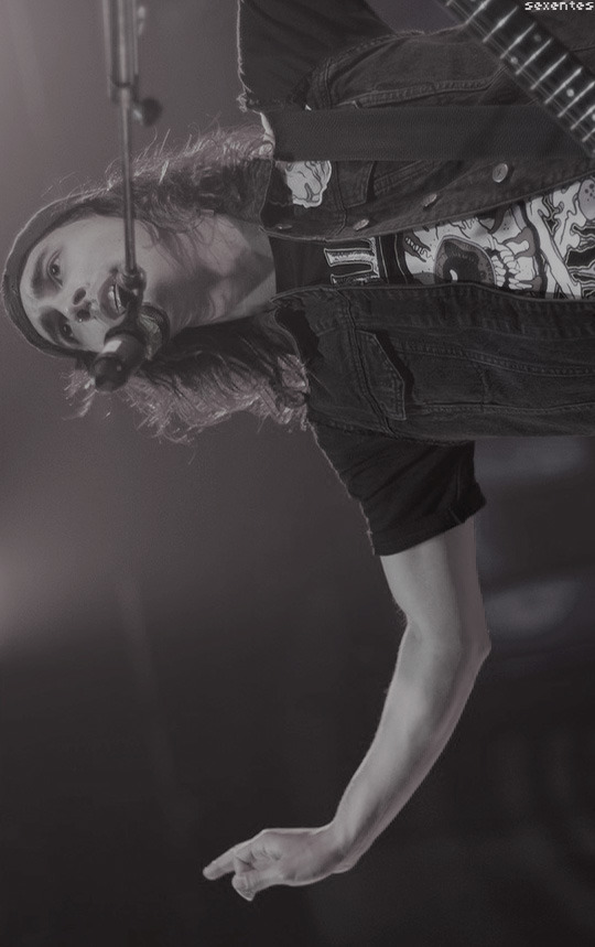 meow-christi-meow:  sexentes:  Vic Fuentes of Pierce The Veil photo by Ashley Newby