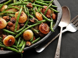 chubbycartwheels:  foodopia:  Sauteed Green Beans with Mushrooms and Caramelized Cipollini Onions  Yes.  YES! 