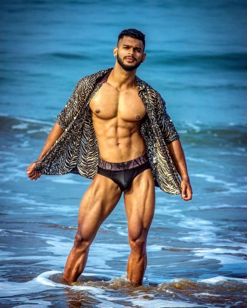 Muscular bodybuilder and fitness model Navin Naik! **Check out @desispeedo on Instagram for more Sou