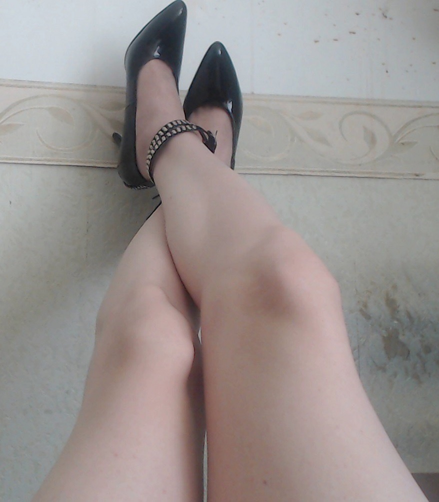 cdfreya:  So more new clothes. Bodysuit and heels this time. A lot of tucking and