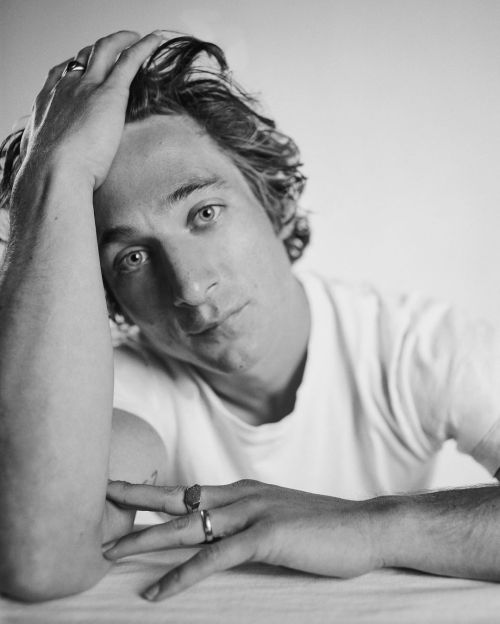 heardchef:jeremy allen white photographed porn pictures