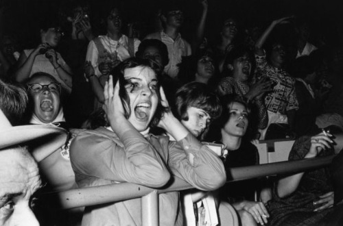 Porn the60sbazaar:  Screaming Beatles fans  photos