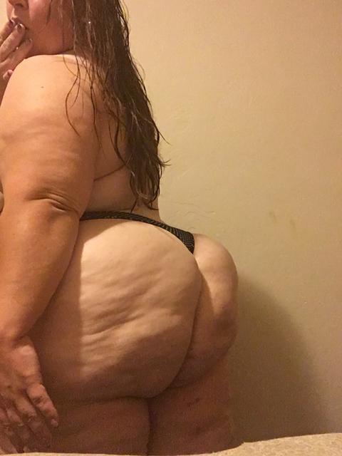 justdontrellonme: addictedtothethickness: Ass.. Good lord.  She could get me off