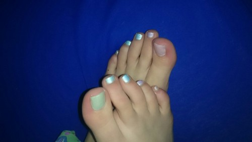 where-the-toes-are: footie-licious: Candy color rainbow nails Where the TOES are.