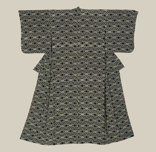 A silk kimono with an even and luxurious handle, featuring geometric and flower motifs accomplished 