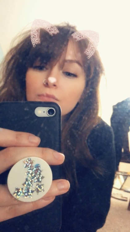 69shadesofgray: i rlly hate my popsocket but i like it just enough not to rip it off