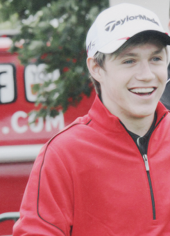   because niall looks good in red  