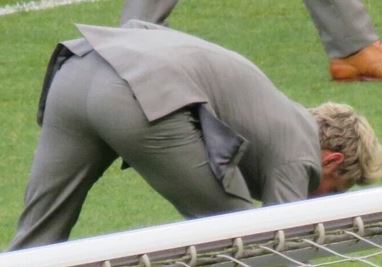 parrotiny:  *hot sporty men walking on the field* niall: hhaaha OOPS :))) I dropped