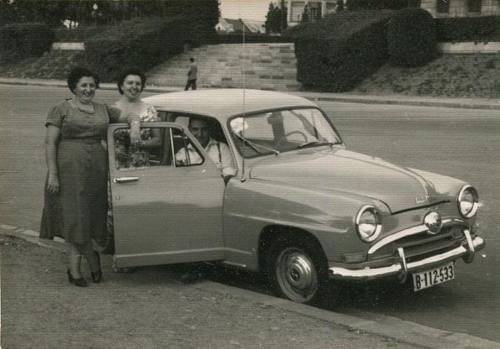 Simca Aronde neuve 1955. (Publication de Serge Court). - source Automobiles Anciennes. Photos Et Car