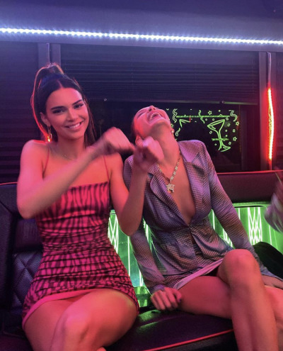 1715km:Kendall &amp; Bella💗