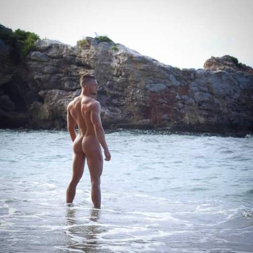 aussielicious: What I wouldn’t do to see guys like this at nude beaches in Australia