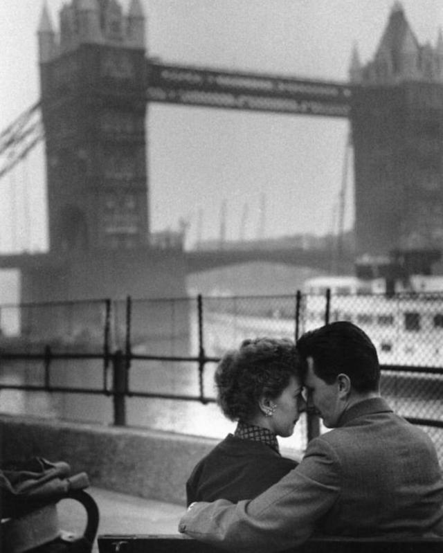 Kurt Hutton. London Lovers, June 1954.