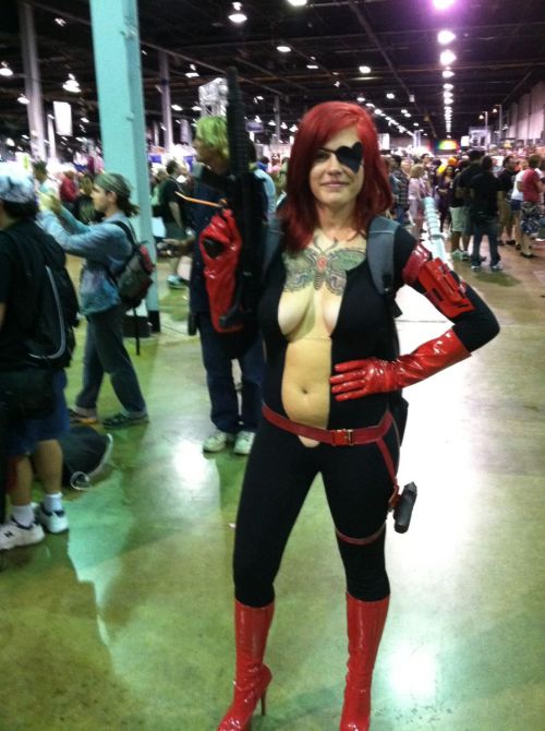 geekyloves:  Submit your Sexy Geek Pics here.