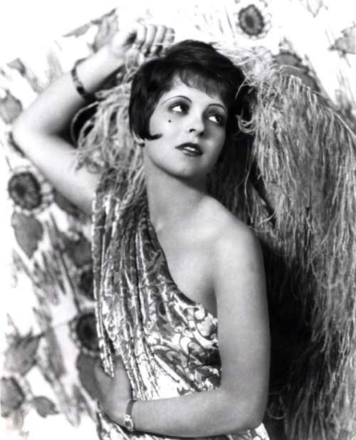 maudelynn: Clara Bow, perfect as always! (and now I am off into the day! Happy Sunday! queue on! xo 