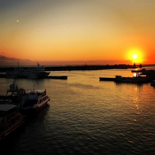 南の島の夕日。息をのむ美しさ。#旅スタグラム #国内旅行 #石垣島 #八重山 #夕日 #空 (Ishigaki Island)https://www.instagram.com/p/BtQZxU-n