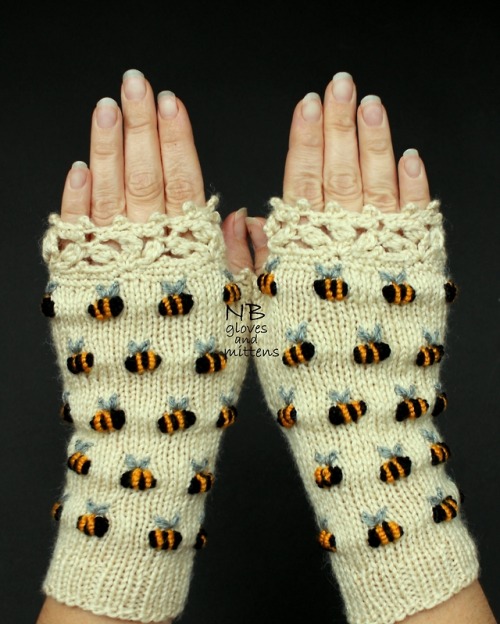 sosuperawesome:Fingerless GlovesnbGlovesAndMittens on EtsySee our #Etsy or #Knit tags