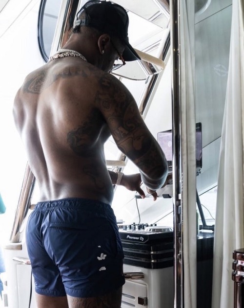 lamarworld1: Von Miller bulge & booty