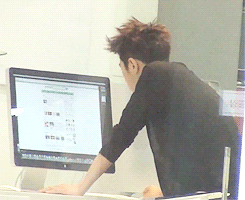 chandoo:  myungsoo testing out the computers at concierge/the apple store   