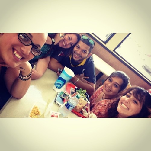 Que ricuara es almorzar con buenas amistades…! Con ellos se pasa rico! #friends #wendys #lunch #moments #such #is #life @kiky0323 @fernan7631 @phabi_bayez  (en Wendy’s)