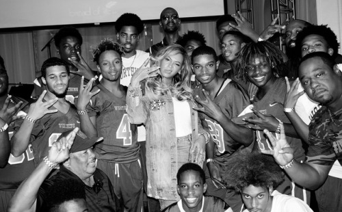 beyhive4ever: Beyoncé and Tina Knowles serving and speaking to the survivors of Hurricane Har