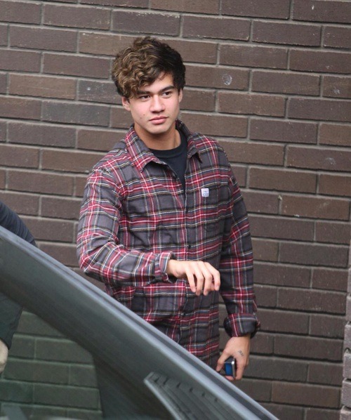 sorrybutmikey: Curly, Fuzzy Calum makes my stomach twist in knots *-*