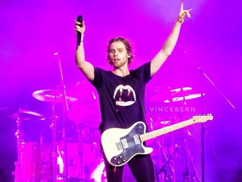 fakestlukestan:Luke on stage in Manila | : Vince Bern