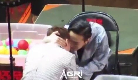 geeseungri:  I love angles. I love boyfriends. I love nyong-freaking-tory. I love love. 
