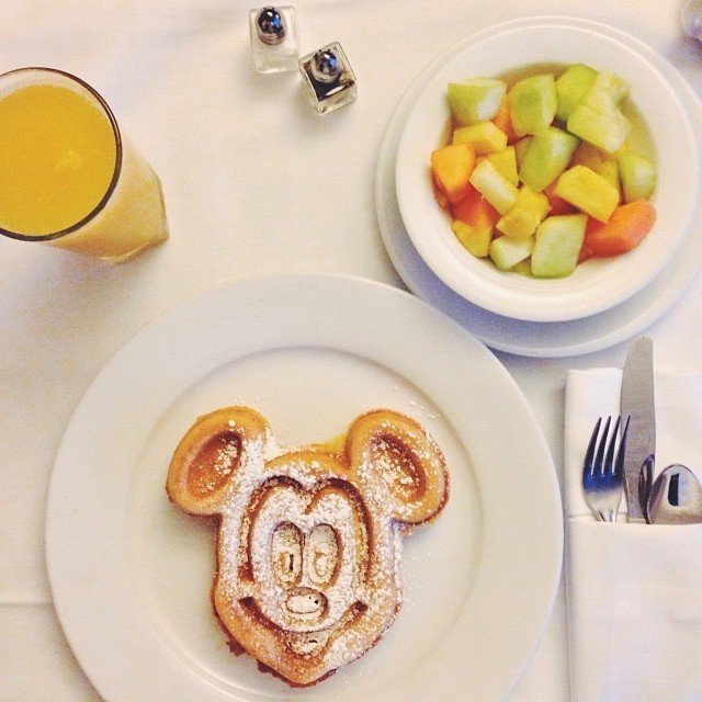 Breakfast is served. ☀️ #roomservice #disneylandhotel #disney #disneyland #mickeywaffle