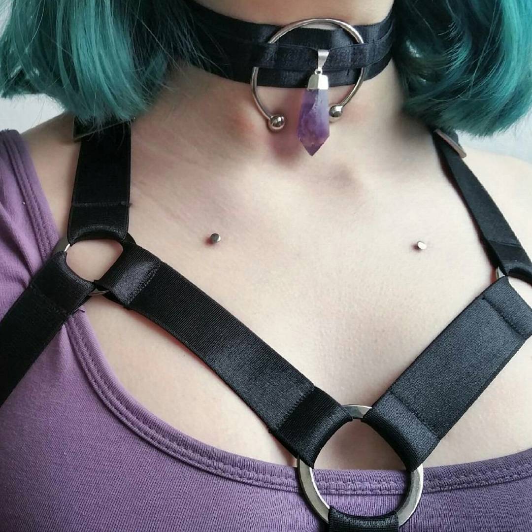 tealecoco:  @houseatwar showing off the handmade detailing on our “DEVILS SPINE”