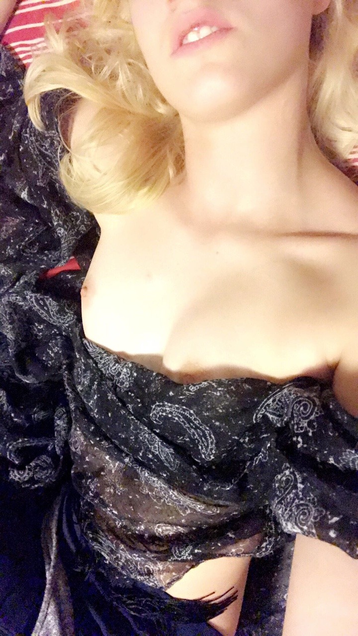 alienmiscreant:  Look at my cute little titties!! They’re just begging to be played