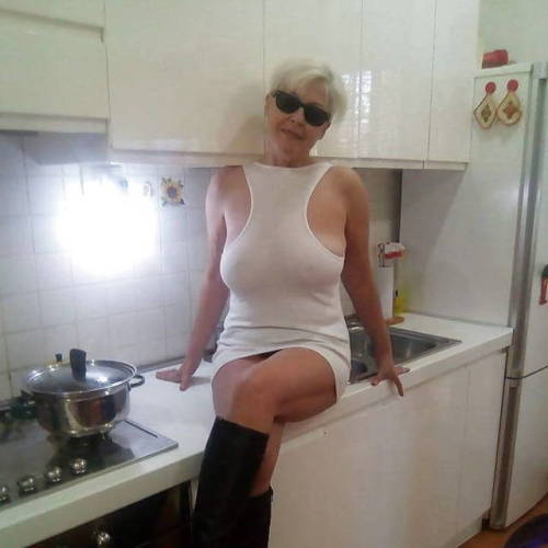 gransshowtheworld: Gran dates bit.ly/2IUfEe6 Dinners on the bench