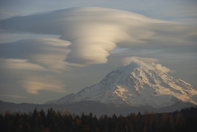 How lenticular clouds are formed