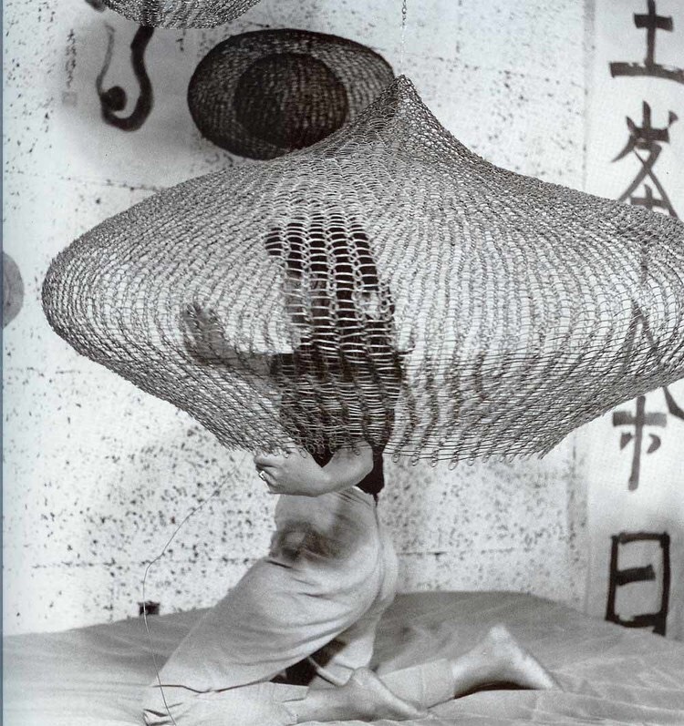 1dietcokeinacan: Ruth Asawa working in her studio, ca. 1950s 