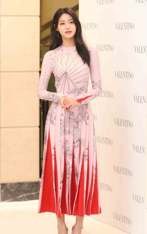 KIM SEOL-HYUN wearing VALENTINO SPRING 2017 READY-TO-WEAR