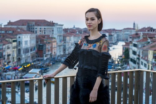 (via [PHOTO+VIDEO] 093016 Kiko Mizuhara Attending DFS Fondaco dei Tedeschi Party)