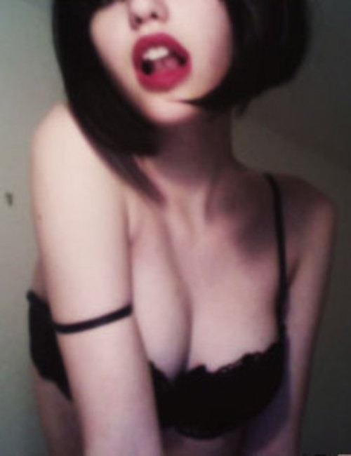 silentorgasm:  No matter how much I squint, she’s still not in focus. Well done.