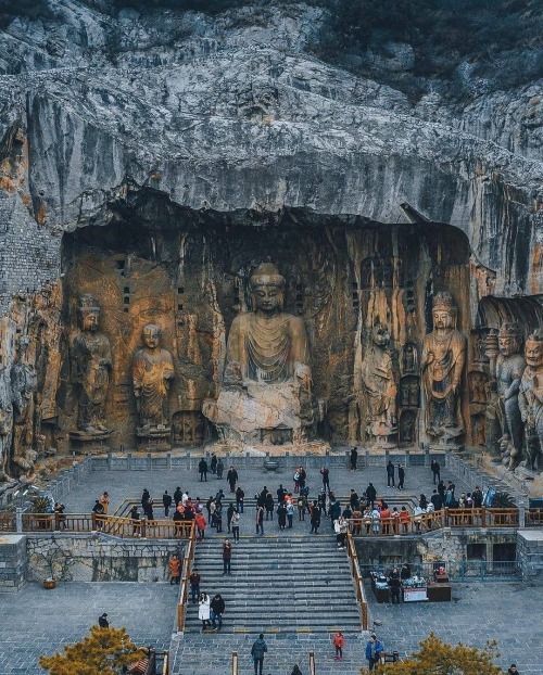 cafeinevitable:Hidden in the RocksThe Longmen Grottoes is one of the treasures of Chinese stone carv