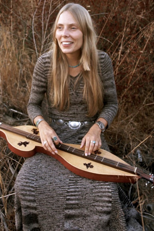 misterlemonzafterlife:  bobdylan-n-jonimitchell:Joni Mitchell, Laurel Canyon, October 1970 © Henry Diltz. https://MisterLemonzAfterlife.tumblr.com/archive