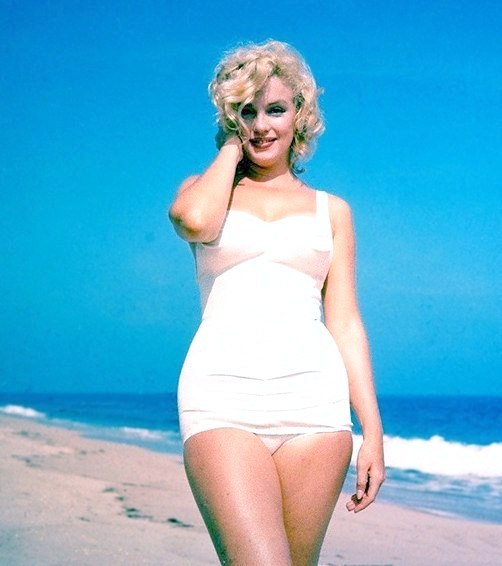 perfectlymarilynmonroe:  Marilyn photographed on the beach by Sam Shaw in Long Island,