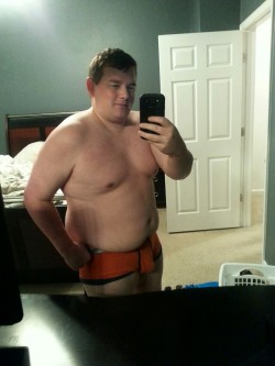 tenncub4:  Side view isn’t as flattering.  Down 12.9 the last 4 weeks. Doing work! (Except Fridays, cheat day) #HealthyCub