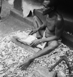 ukpuru:An Igbo wood carver carving an Ikenga figure, 1930s. Photo: G. I. Jones.