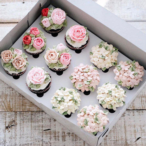 eclecticpandas:flower cupcakes