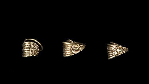 gemma-antiqua:Trojan gold earrings, dated to c. 2400 BCE. Previously located in the Penn Museum, the