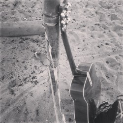 roscolila:  #Tiro #Carapebus #beach #violão